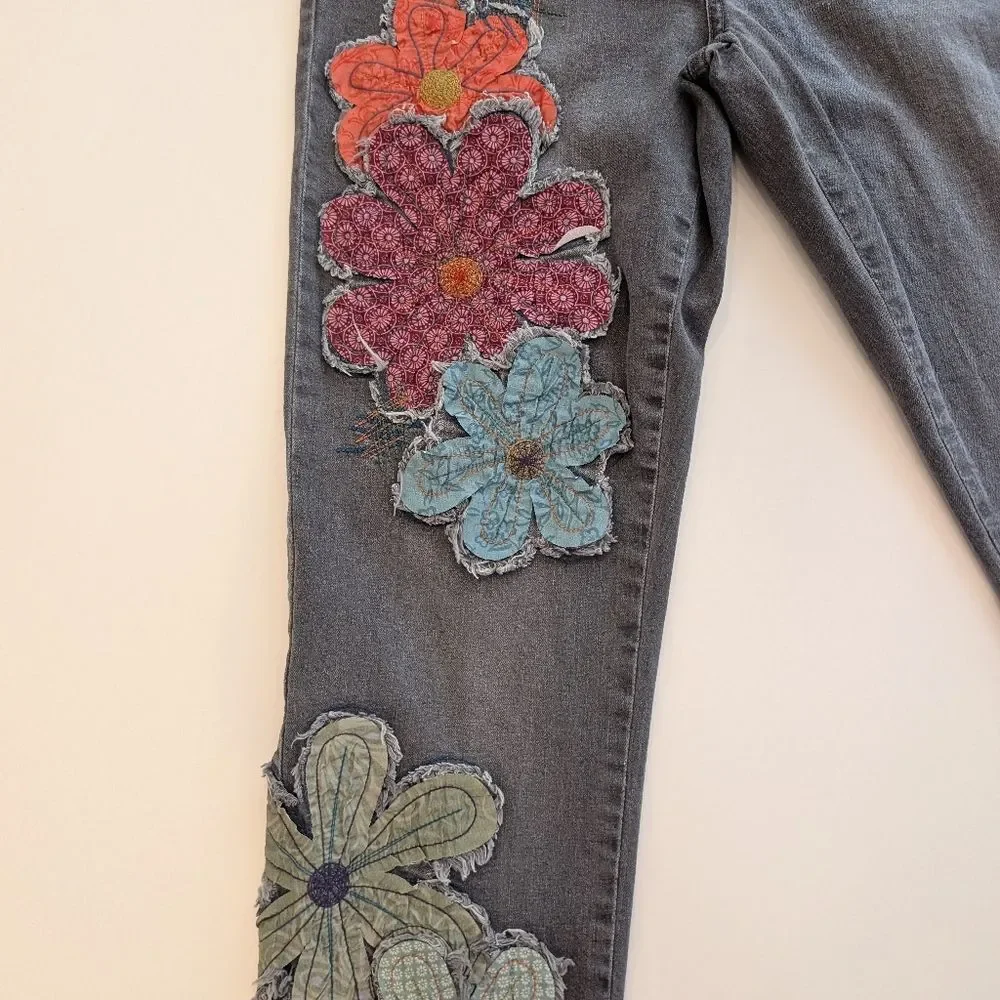 Tru‎ Luxe Jeans Gray Straight Leg Jeans with Colorful Floral Patches